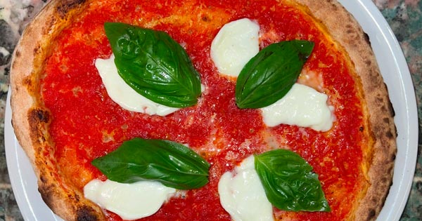 Pizza rossa con bufala