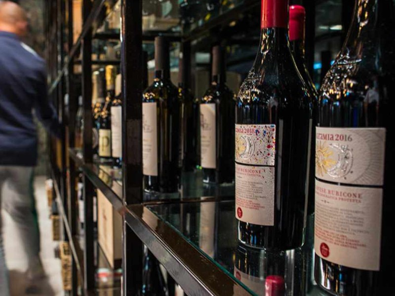 La nostra carta dei vini: un viaggio tra eccellenze italiane e bollicine internazionali